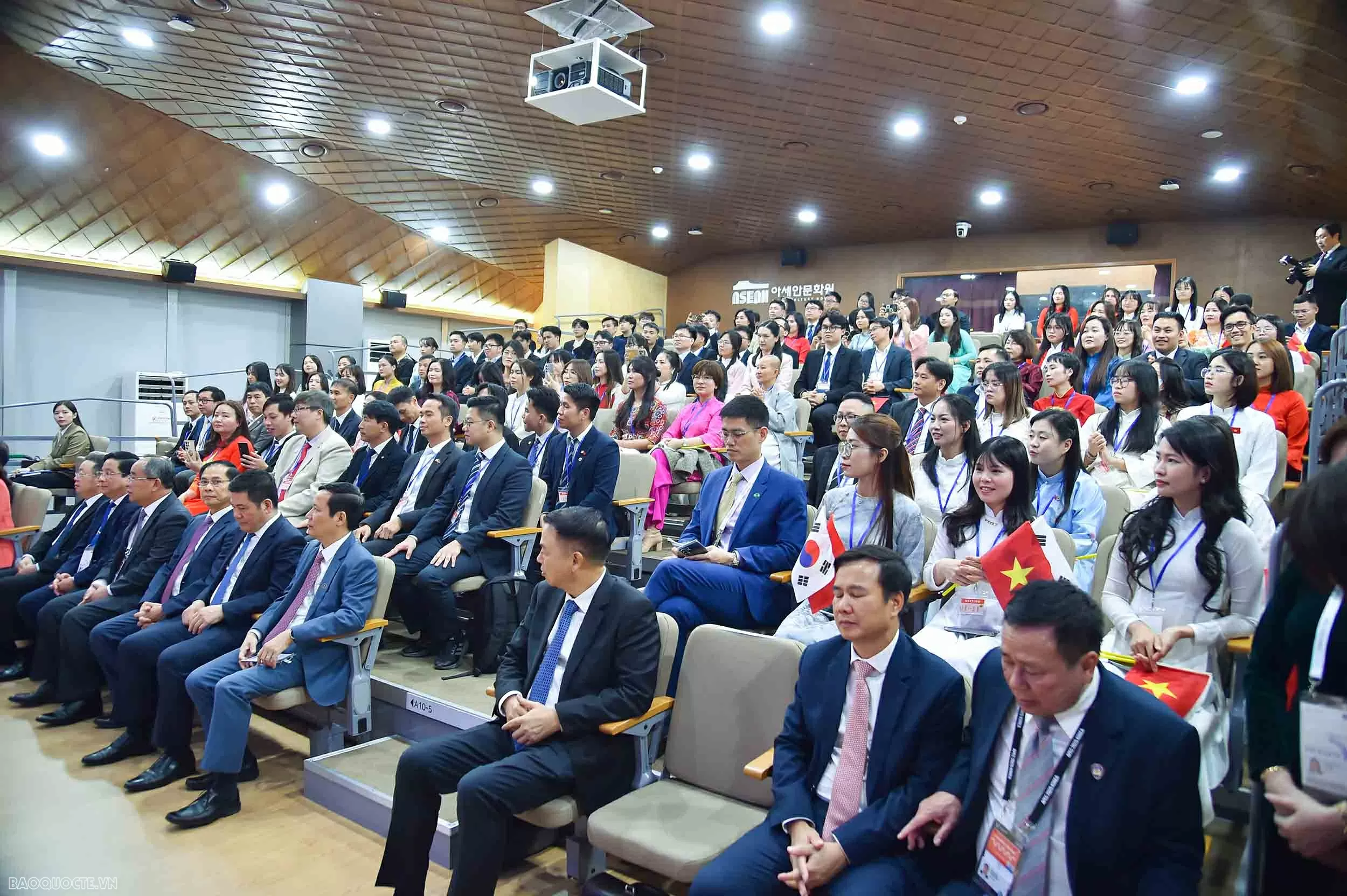 Chủ tịch nước Lương Cường gặp mặt cộng đồng người Việt Nam tại Đông Nam Hàn Quốc