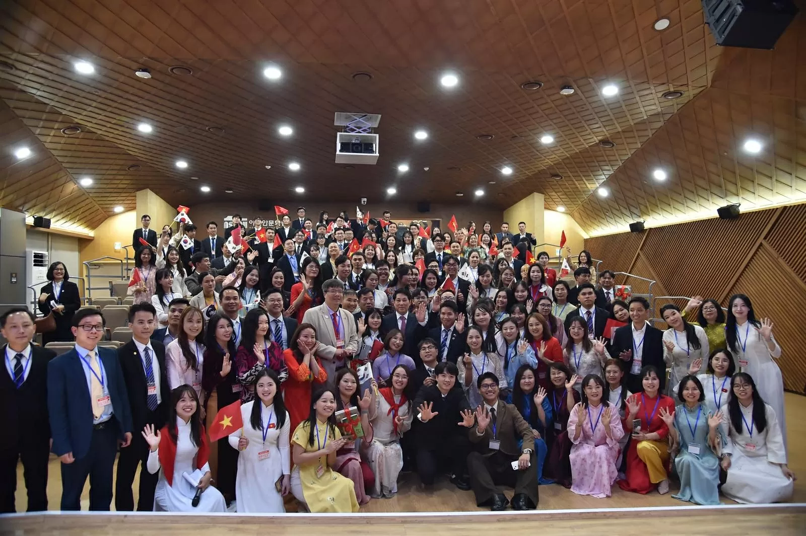 Chủ tịch nước Lương Cường gặp mặt cộng đồng người Việt Nam tại Đông Nam Hàn Quốc Chủ tịch nước Lương Cường gặp mặt cộng đồng người Việt Nam tại Đông Nam Hàn Quốc