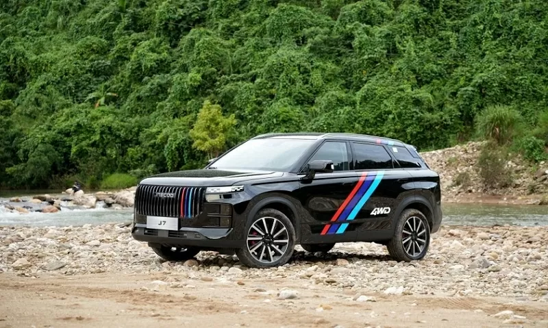 Jaecoo J7 AWD Individual vẫn giữ nguyên phong cách thiết kế đặc trưng so với bản dẫn động cầu trước (FWD). Jaecoo J7 AWD Individual vẫn giữ nguyên phong cách thiết kế đặc trưng so với bản dẫn động cầu trước (FWD).