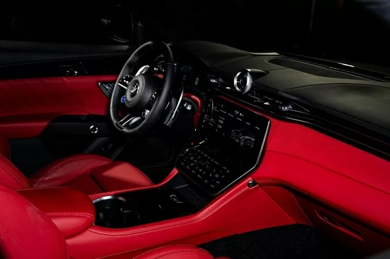 Nội thất Grecale Folgore thể hiện tinh thần bền vững với vật liệu Econyl tái chế – được tạo nên từ lưới đánh cá và nhựa phế thải tái sinh. Nội thất Grecale Folgore thể hiện tinh thần bền vững với vật liệu Econyl tái chế – được tạo nên từ lưới đánh cá và nhựa phế thải tái sinh.