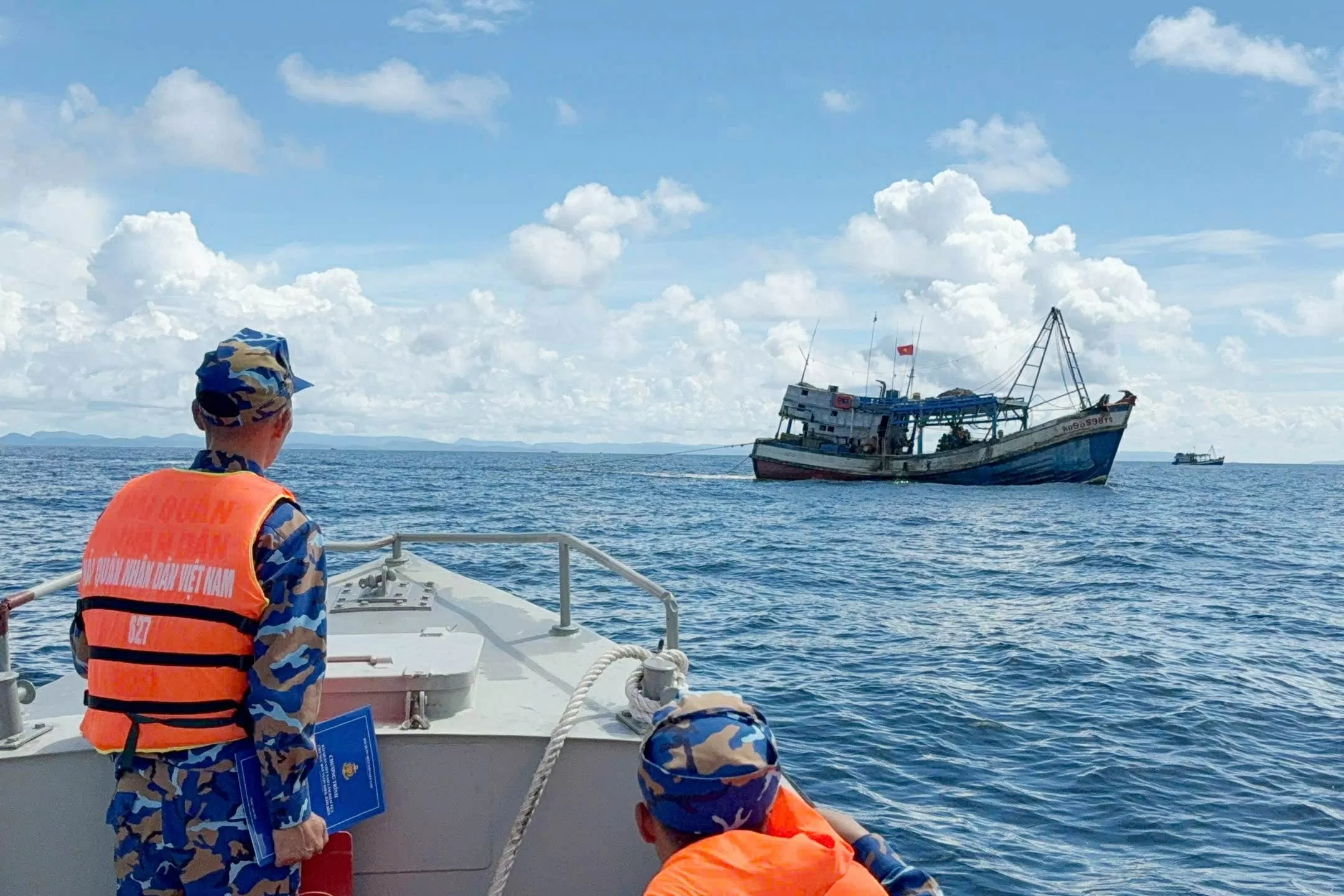 Vùng 5 Hải quân tăng cường chống khai thác IUU Vùng 5 Hải quân tăng cường chống khai thác IUU