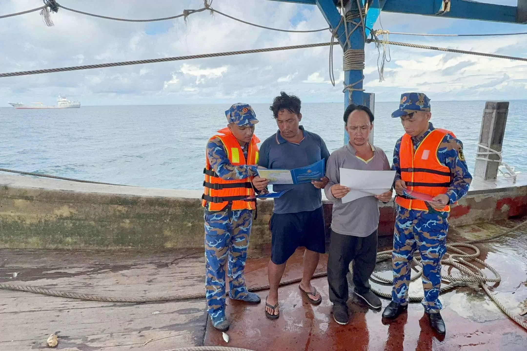 Vùng 5 Hải quân tăng cường chống khai thác IUU Vùng 5 Hải quân tăng cường chống khai thác IUU