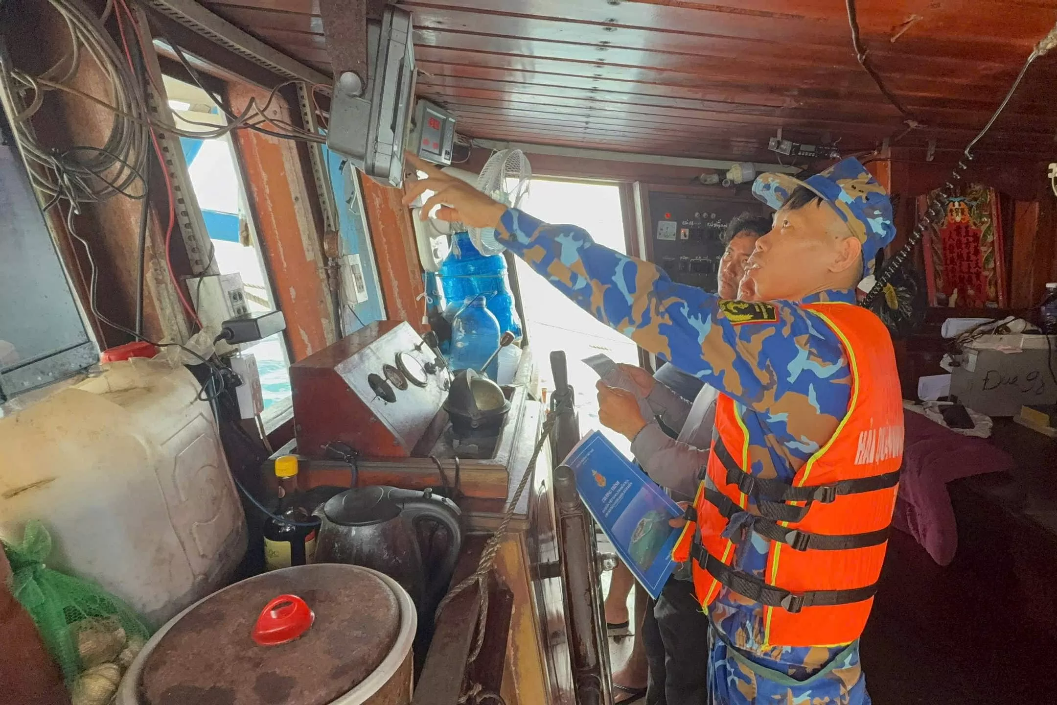 Hướng dẫn ngư dân kiểm tra, sử dụng thiết bị giám sát hành trình tàu cá theo quy định Hướng dẫn ngư dân kiểm tra, sử dụng thiết bị giám sát hành trình tàu cá theo quy định