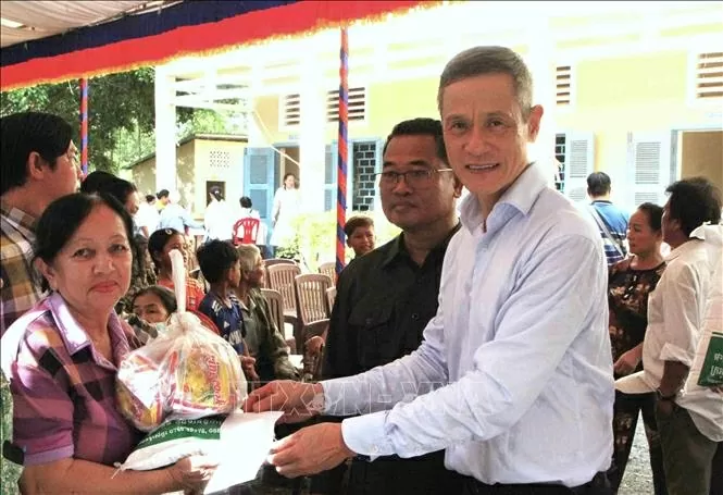 Khám, chữa bệnh từ thiện cho người dân có hoàn cảnh khó khăn ở Campuchia Khám, chữa bệnh từ thiện cho người dân có hoàn cảnh khó khăn ở Campuchia