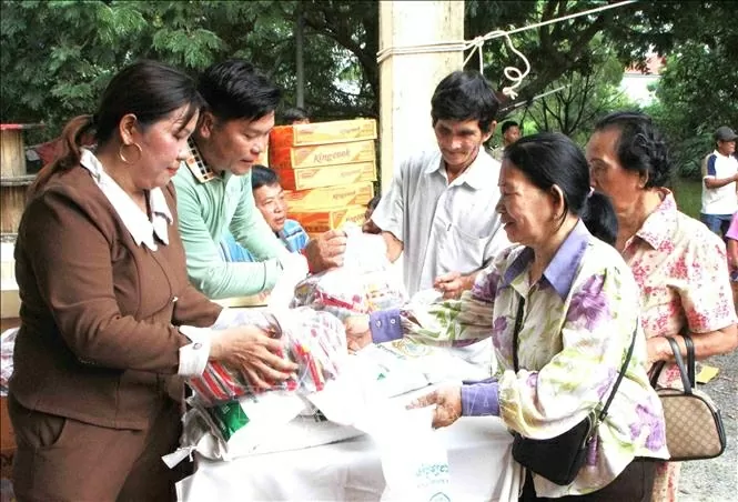 Khám, chữa bệnh từ thiện cho người dân có hoàn cảnh khó khăn ở Campuchia Khám, chữa bệnh từ thiện cho người dân có hoàn cảnh khó khăn ở Campuchia