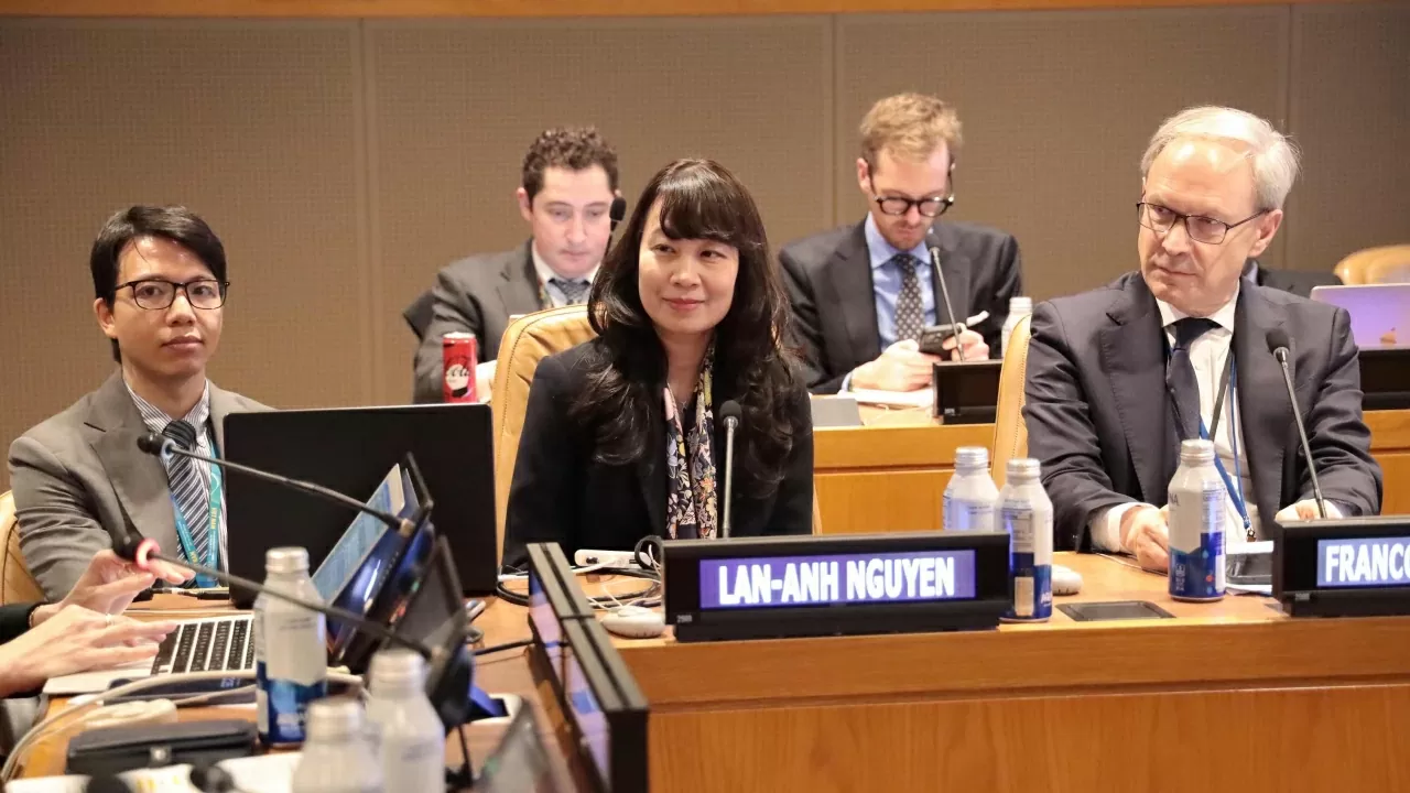 TS. Nguyễn Thị Lan Anh - ứng cử viên của Việt Nam vào vị trí thẩm phán Toà án quốc tế về Luật Biển là diễn giả chính tại tọa đàm. TS. Nguyễn Thị Lan Anh - ứng cử viên của Việt Nam vào vị trí thẩm phán Toà án quốc tế về Luật Biển là diễn giả chính tại tọa đàm.