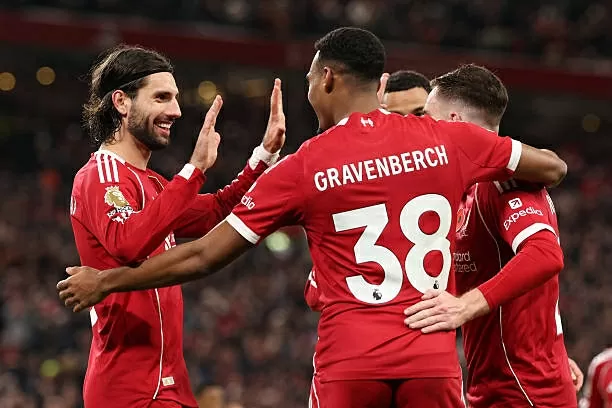 HLV Arne Slot đã tái hợp lại bộ 3 tiền vệ Liverpool mùa trước. HLV Arne Slot đã tái hợp lại bộ 3 tiền vệ Liverpool mùa trước.