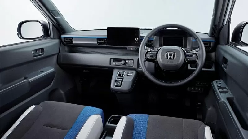 Cụm đồng hồ kỹ thuật số nhỏ gọn kết hợp cùng màn hình trung tâm cảm ứng kích thước lớn được bố trí theo phong cách tối giản nhưng trực quan. Cụm đồng hồ kỹ thuật số nhỏ gọn kết hợp cùng màn hình trung tâm cảm ứng kích thước lớn được bố trí theo phong cách tối giản nhưng trực quan.