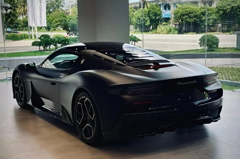 Ở phần đuôi, dòng chữ “Maserati” màu vàng mờ thay thế logo truyền thống.