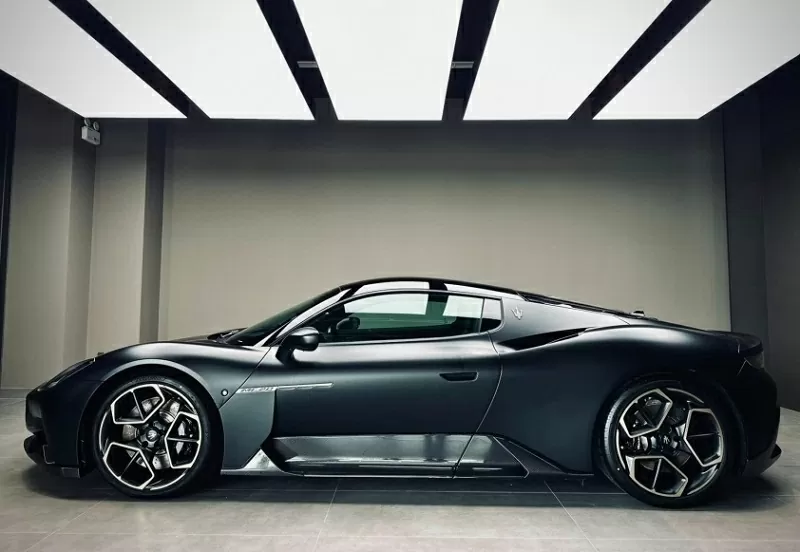 Maserati MC20 Notte còn được tinh chỉnh tỉ mỉ ở từng chi tiết ngoại thất để tôn lên vẻ huyền bí và khác biệt.