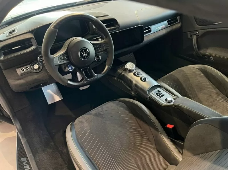 Maserati MC20 Notte khoác lên mình tông đen – xám chủ đạo, được điểm xuyết bằng chỉ khâu vàng tinh tế, tạo nên không gian vừa sang trọng vừa thể thao.