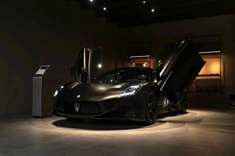 Maserati MC20 Notte có khả năng tăng tốc 0-100 km/h trong chỉ 2,9 giây, với tốc độ tối đa vượt 325 km/h.