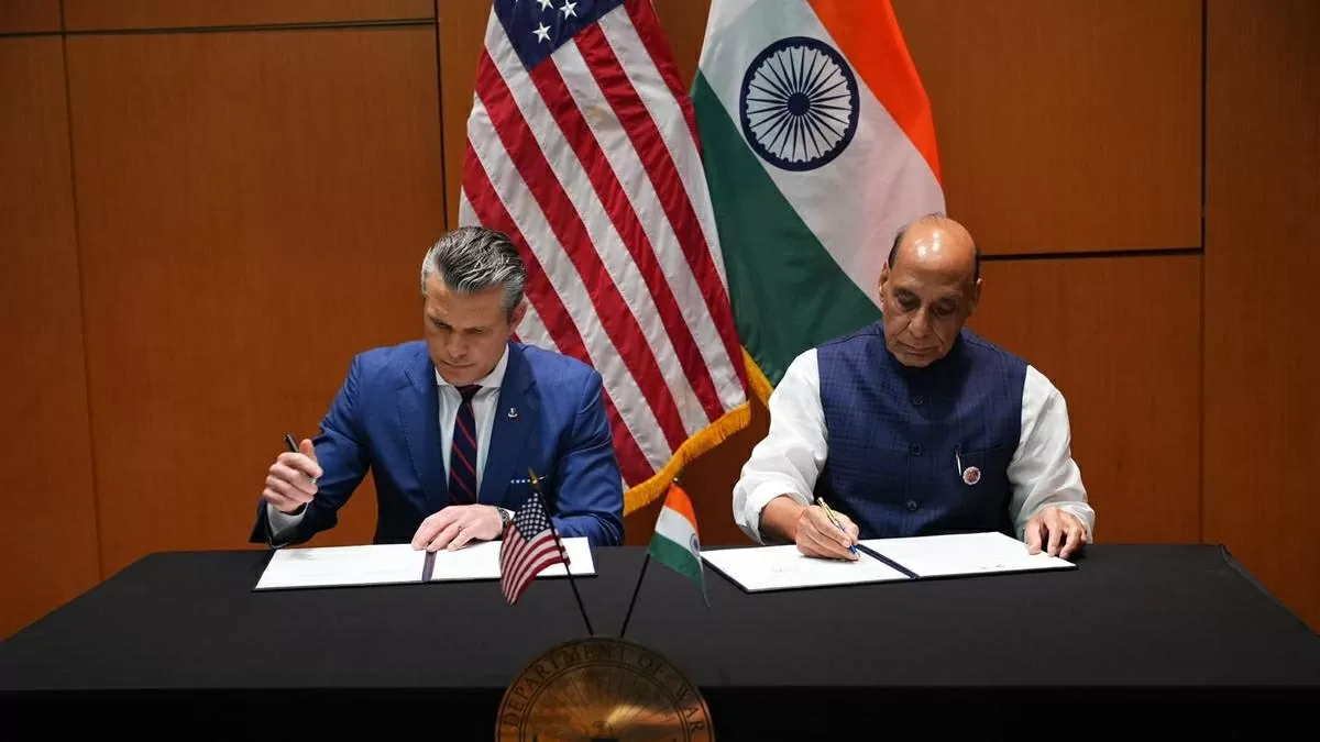 Bộ trưởng Quốc phòng Mỹ Pete Hegseth (trái) và người đồng cấp Ấn Độ Rajnath Singh ký kết Khung quan hệ Đối tác Quốc phòng lớn Mỹ-Ấn Độ năm 2025 tại Malaysia ngày 31/10. (Nguồn: The Hindu)