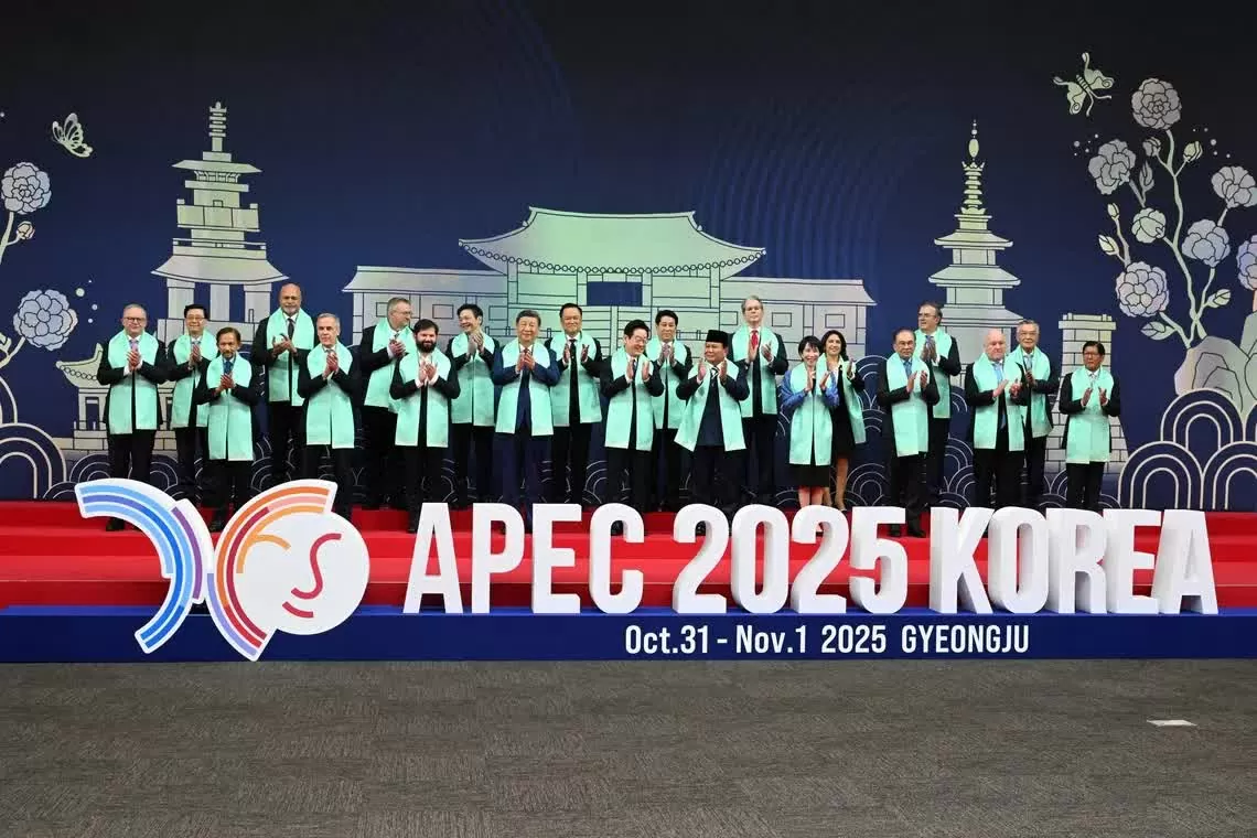 Các nhà lãnh đạo thế giới chụp ảnh chung tại Hội nghị thượng đỉnh APEC. (Nguồn: The Strait Times)