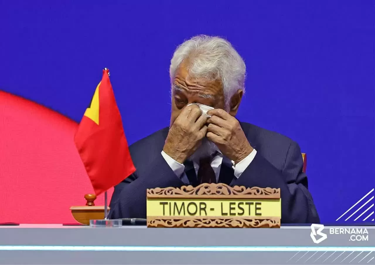 Thủ tướng Timor-Leste Xanana Gusmão lau nước mắt trong buổi lễ kết nạp Dili trở thành thành viên thứ 11 của ASEAN. (Nguồn: Bernama)