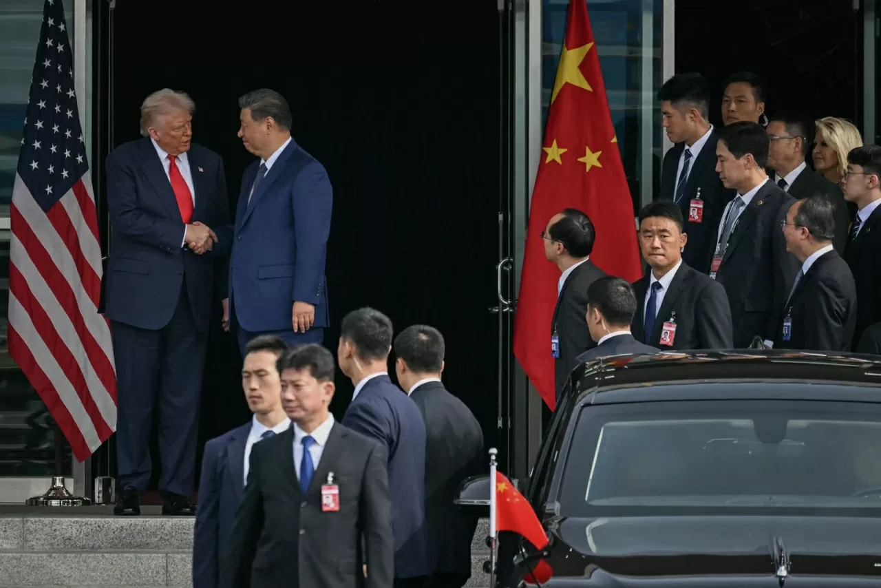 Tổng thống Mỹ Donald Trump và Chủ tịch Trung Quốc Tập Cận Bình bắt tay nhau khi rời khỏi căn cứ không quân Gimhae ở Busan sau cuộc hội đàm. Ông Trump mô tả các cuộc đàm phán thương mại quan trọng với Chủ tịch Tập là “tuyệt vời”, cho biết tranh chấp giữa hai bên về nguồn cung đất hiếm đã được giải quyết, và ông sẽ thăm Trung Quốc vào tháng 4. (Nguồn: The Guardian)