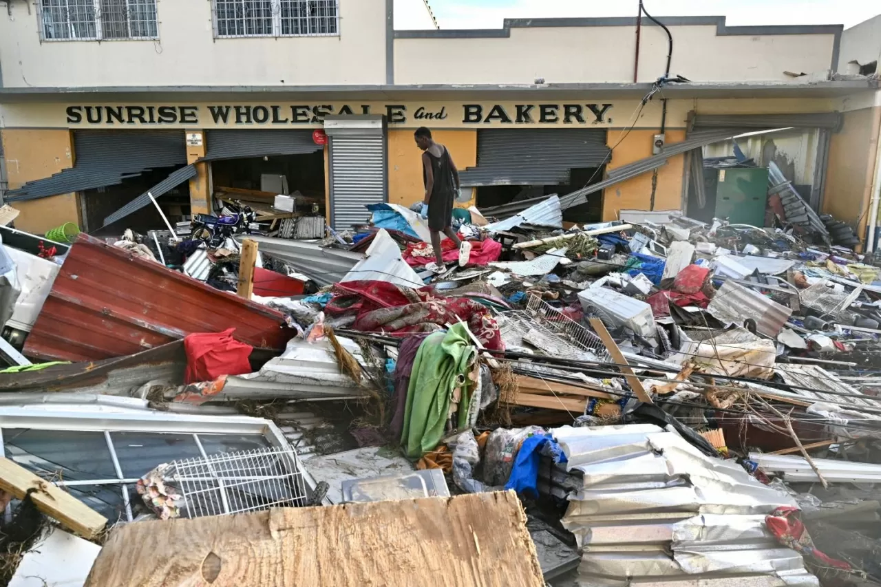 Một nam thanh niên đi bộ trên đống đổ nát còn lại trên đường phố sau khi bão Melissa quét qua thị trấn Black River. Số người thiệt mạng đã tăng lên 49 khi cơn bão tiếp tục tàn phá khu vực Caribe, trong khi các công nhân tại Jamaica đang nỗ lực dọn dẹp đường sá và tiếp cận người dân ở những khu vực bị cô lập và chia cắt. (Nguồn: The Guardian) Một nam thanh niên đi bộ trên đống đổ nát còn lại trên đường phố sau khi bão Melissa quét qua thị trấn Black River. Số người thiệt mạng đã tăng lên 49 khi cơn bão tiếp tục tàn phá khu vực Caribe, trong khi các công nhân tại Jamaica đang nỗ lực dọn dẹp đường sá và tiếp cận người dân ở những khu vực bị cô lập và chia cắt. (Nguồn: The Guardian)