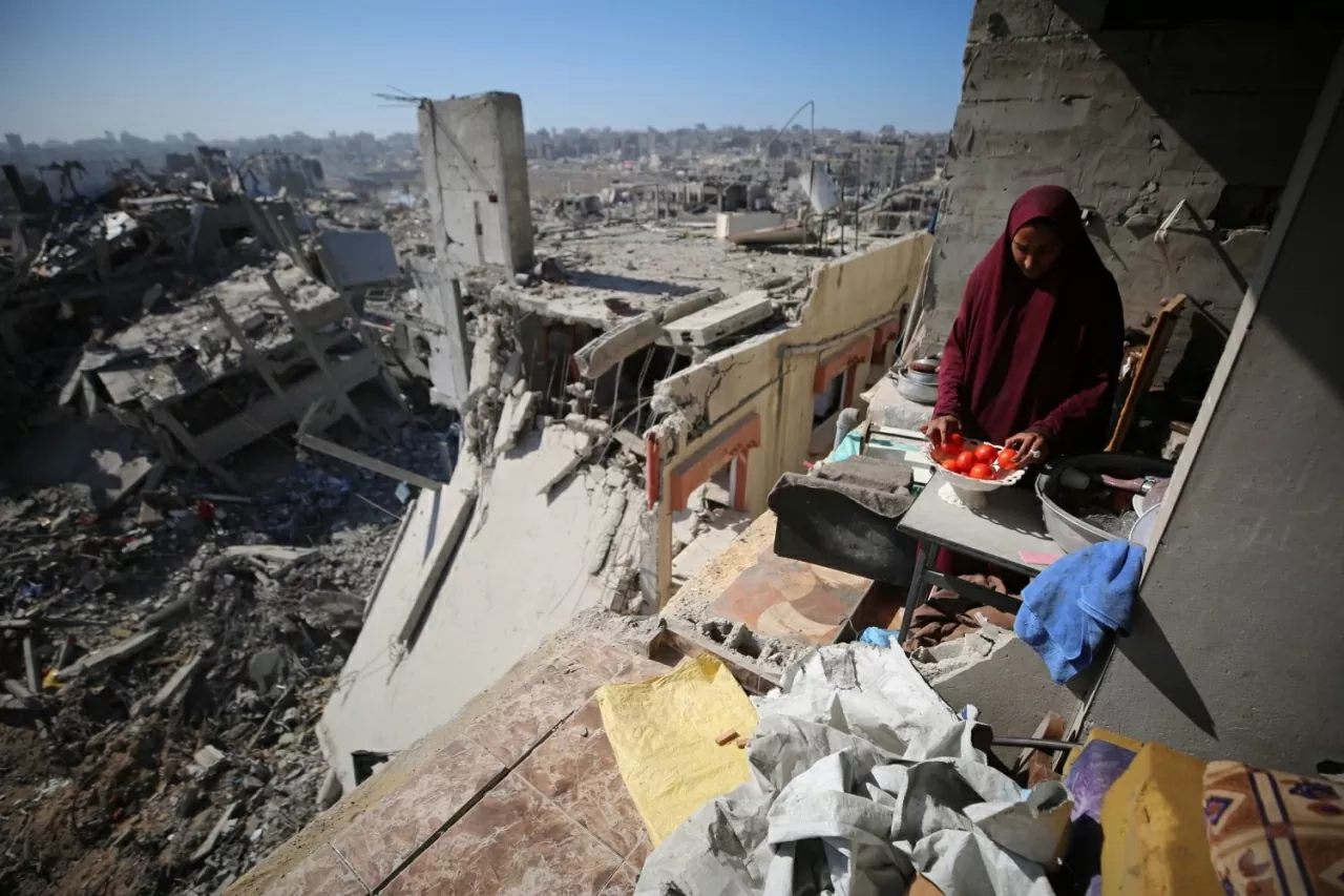 Những người Palestine trở về nhà sau thỏa thuận ngừng bắn đang cố gắng xây dựng lại cuộc sống mới trong thành phố bị tàn phá bởi các cuộc tấn công của Israel. Vào thứ Ba, các cuộc không kích của Israel đã khiến hơn 100 người Palestine thiệt mạng, đánh dấu ngày đẫm máu nhất kể từ khi Donald Trump tuyên bố chiến tranh đã kết thúc. Phía Israel cho biết các vụ ném bom là hành động đáp trả một cuộc tấn công tại Rafah, nơi một binh sĩ Israel thiệt mạng khi đang thực hiện nhiệm vụ phá dỡ công trình. (Nguồn: Anadolu)