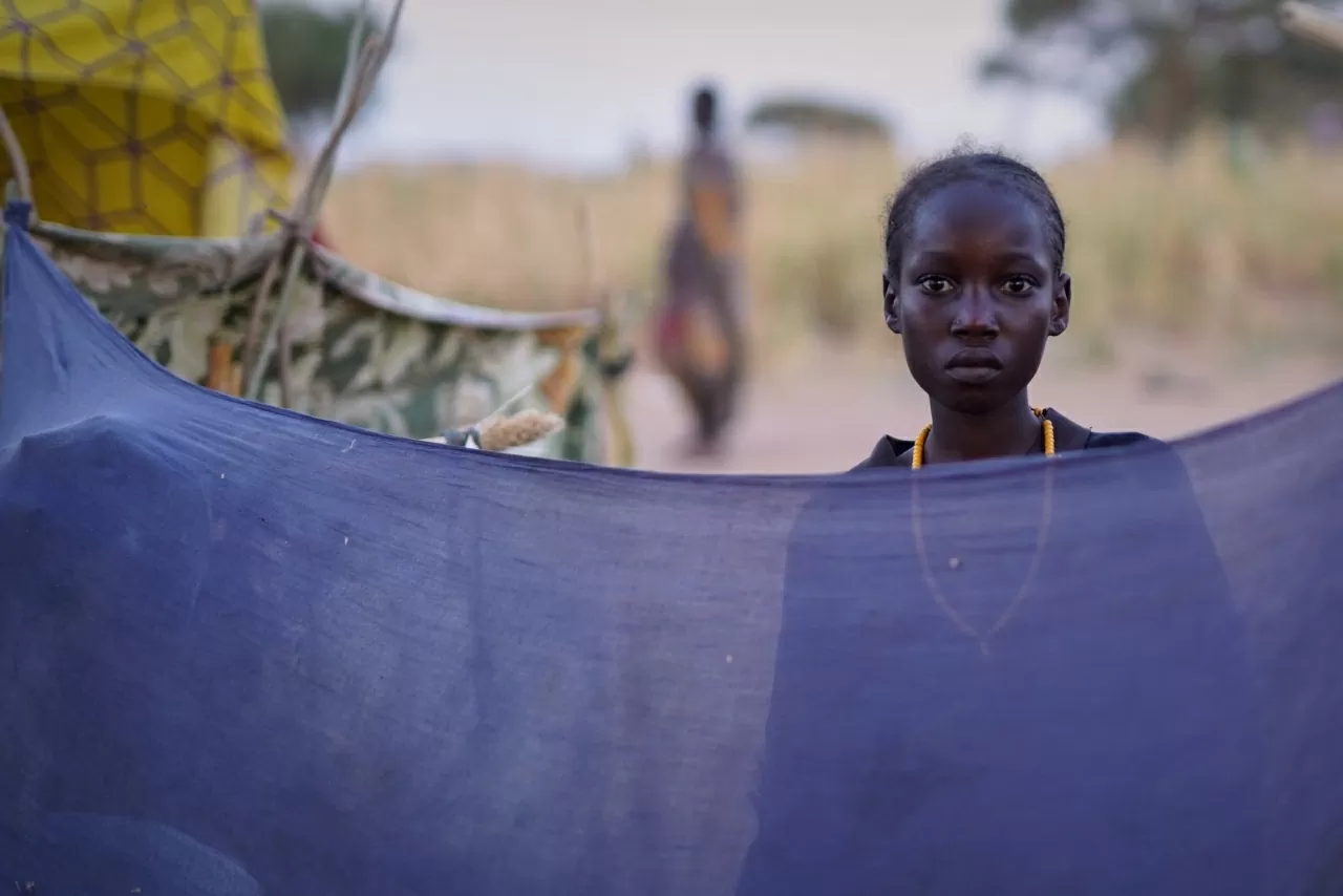 Một người phụ nữ từ El Fasher nhìn ra xung quanh tại trại tị nạn nơi người dân tìm đến lánh nạn khỏi các cuộc giao tranh giữa lực lượng chính phủ và Lực lượng Hỗ trợ Nhanh (RSF) ở Tawila. Một chương tàn khốc khác trong cuộc nội chiến đẫm máu của Sudan đã xảy ra khi lực lượng bán quân sự RSF chiếm được El Fasher từ tay quân đội, sau 18 tháng bao vây khiến hàng chục nghìn dân thường bị mắc kẹt trong thành phố thuộc vùng Darfur. (Nguồn: UNICEF) Một người phụ nữ từ El Fasher nhìn ra xung quanh tại trại tị nạn nơi người dân tìm đến lánh nạn khỏi các cuộc giao tranh giữa lực lượng chính phủ và Lực lượng Hỗ trợ Nhanh (RSF) ở Tawila. Một chương tàn khốc khác trong cuộc nội chiến đẫm máu của Sudan đã xảy ra khi lực lượng bán quân sự RSF chiếm được El Fasher từ tay quân đội, sau 18 tháng bao vây khiến hàng chục nghìn dân thường bị mắc kẹt trong thành phố thuộc vùng Darfur. (Nguồn: UNICEF)