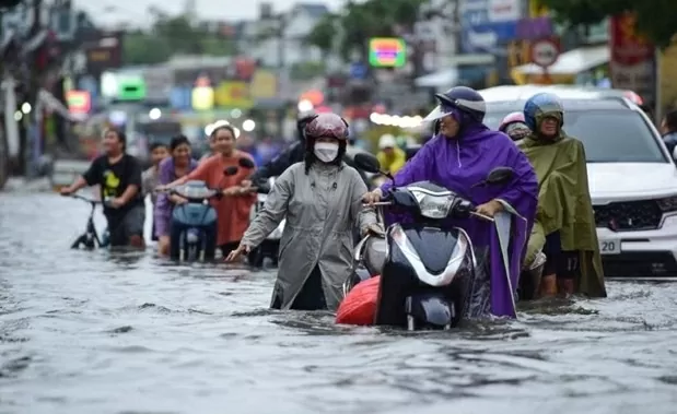 Lượng mưa lớn nghiêm trọng đặt người dân và hoạt động sản xuất kinh doanh trước nguy cơ thiệt hại nghiêm trọng.