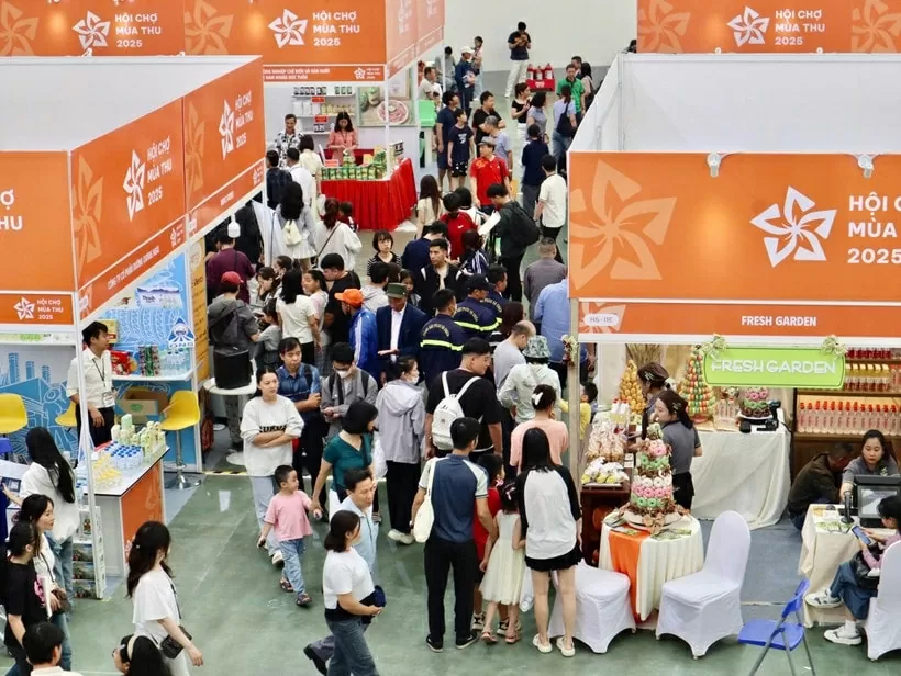 Khách tham quan Hội chợ mùa Thu tại Trung tâm Hội chợ Triển lãm Việt Nam. (Nguồn: Vietnam+)