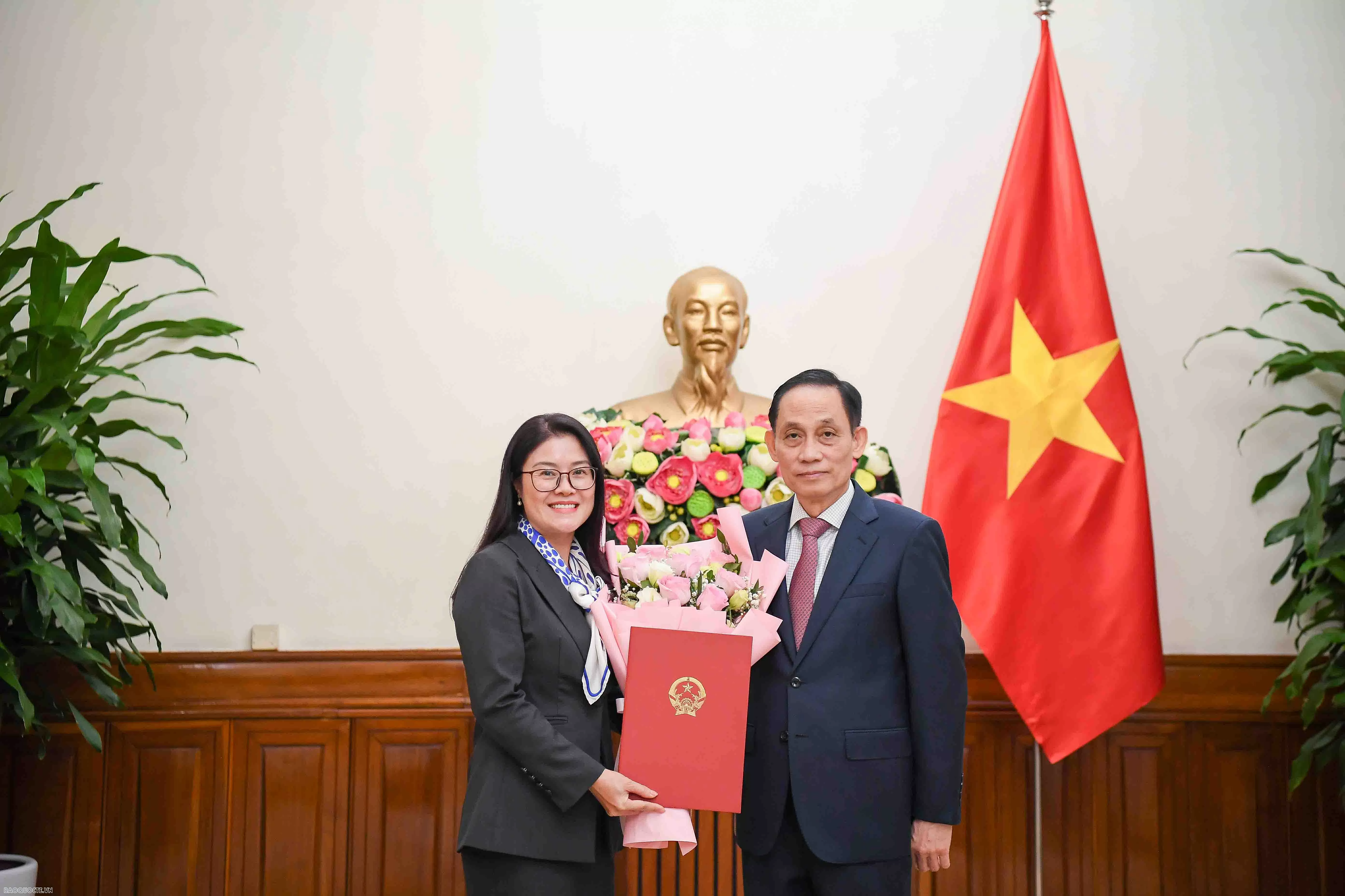 Bộ trưởng Ngoại giao Lê Hoài Trung trao quyết định bổ nhiệm cho 2 Tổng lãnh sự Việt Nam ở nước ngoài Bộ trưởng Ngoại giao Lê Hoài Trung trao quyết định bổ nhiệm 2 Tổng lãnh sự