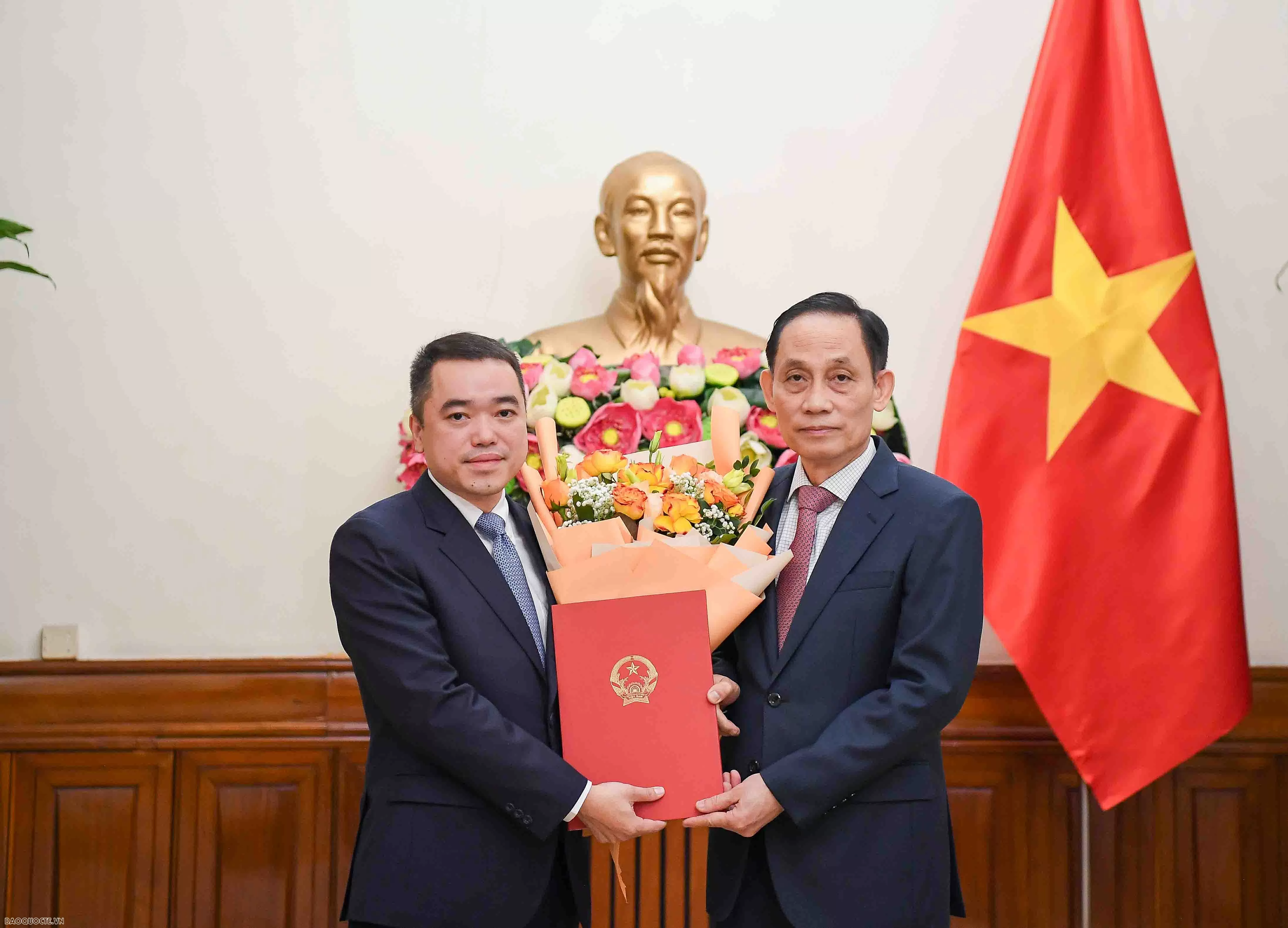 Bộ trưởng Ngoại giao Lê Hoài Trung trao quyết định bổ nhiệm cho 2 Tổng lãnh sự Việt Nam ở nước ngoài Bộ trưởng Ngoại giao Lê Hoài Trung trao quyết định bổ nhiệm 2 Tổng lãnh sự