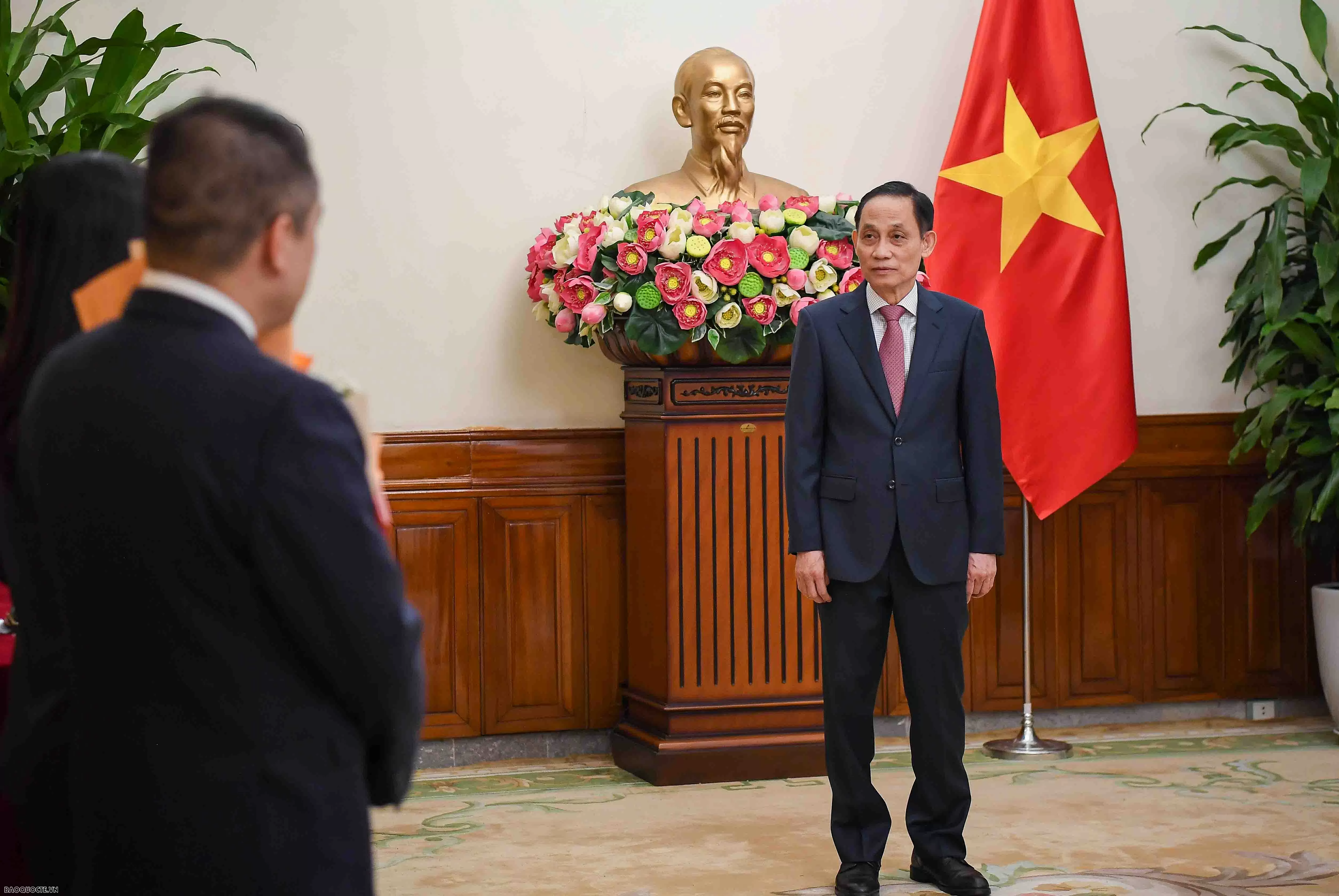 Bộ trưởng Ngoại giao Lê Hoài Trung trao quyết định bổ nhiệm cho 2 Tổng lãnh sự Việt Nam ở nước ngoài Bộ trưởng Ngoại giao Lê Hoài Trung trao quyết định bổ nhiệm 2 Tổng lãnh sự