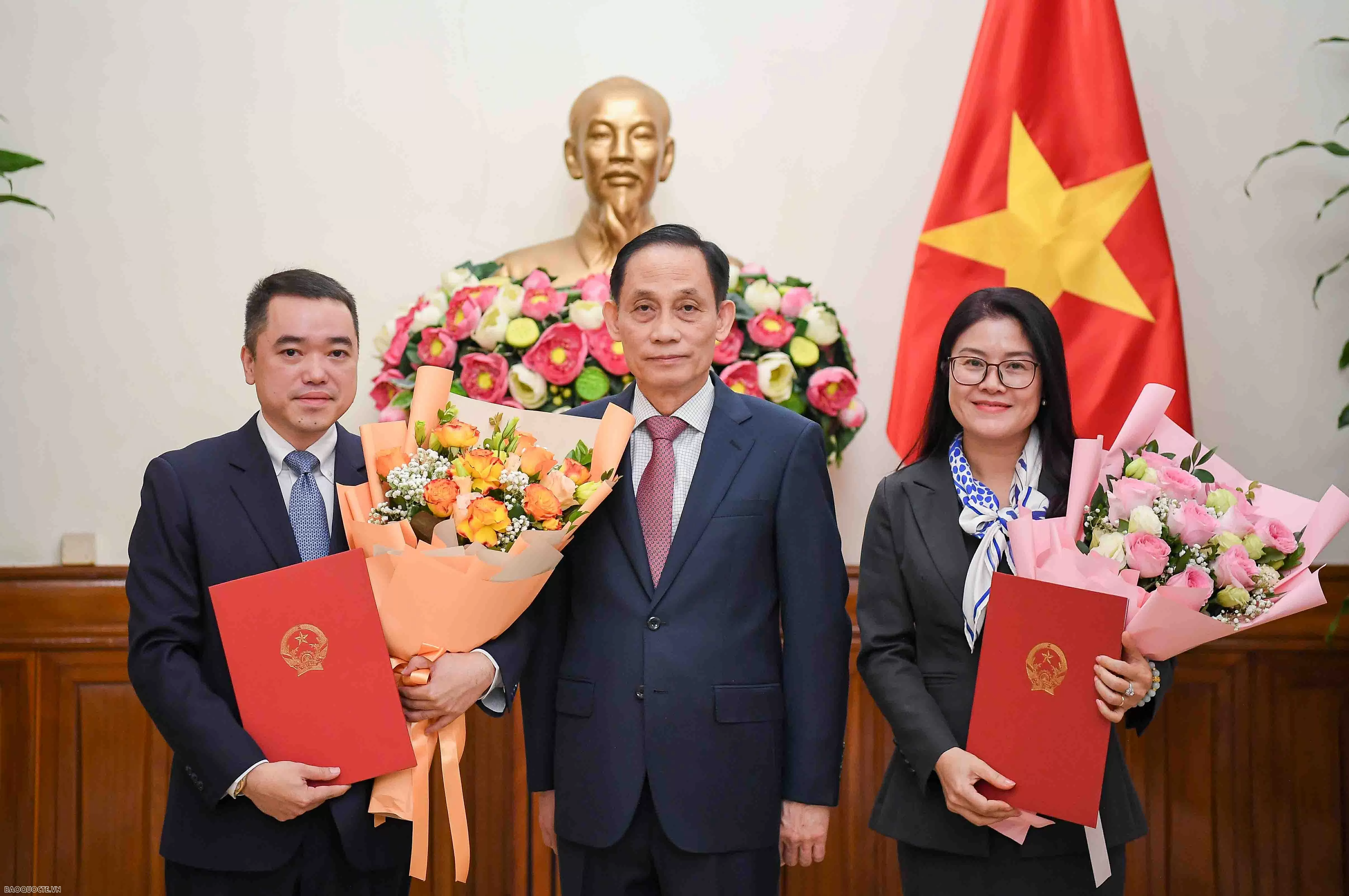 Bộ trưởng Ngoại giao Lê Hoài Trung trao quyết định bổ nhiệm 2 Tổng lãnh sự