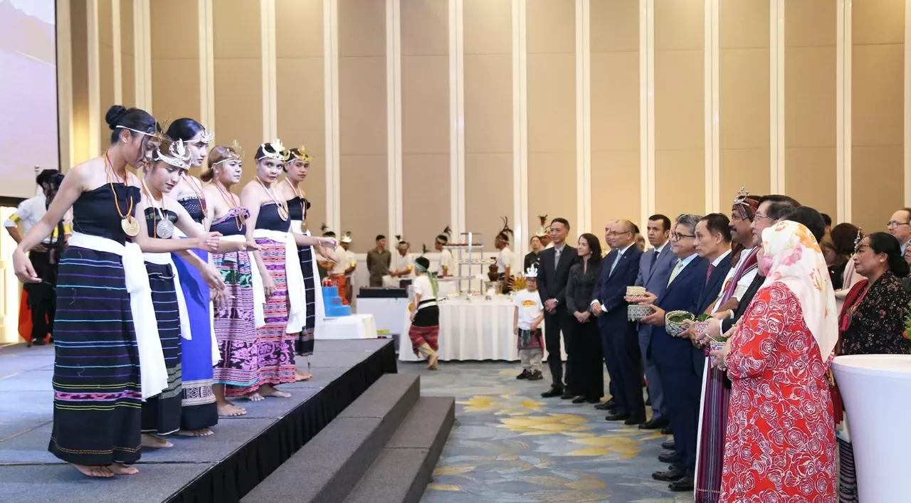Các đại biểu được chiêm ngưỡng Lalok - Nghi thức Mời trầu truyền thống của Timor-Leste. (Ảnh: Thành Long)