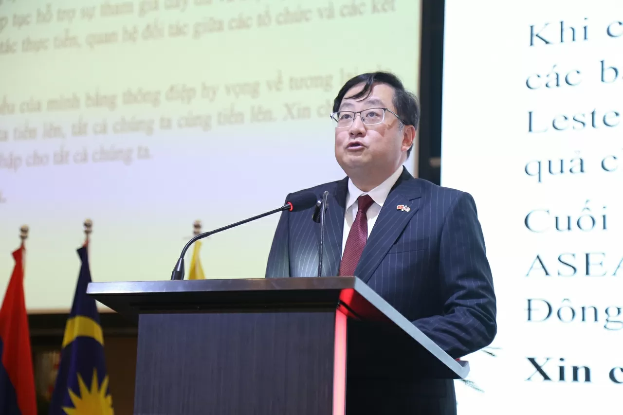 Trưởng đoàn Đại sứ ASEAN tại Việt Nam, Đại sứ Malaysia Tan Yang Thai phát biểu tại buổi lễ. (Ảnh: Thành Long)