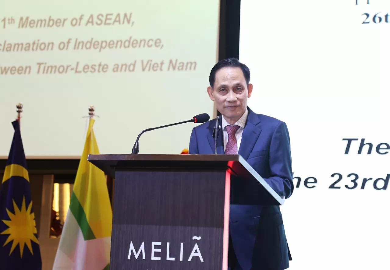 Bí thư Trung ương Đảng, Bộ trưởng Ngoại giao Lê Hoài Trung nhiệt liệt chúc mừng Timor-Leste trở thành Thành viên chính thức thứ 11 của ASEAN. (Ảnh: Thành Long)