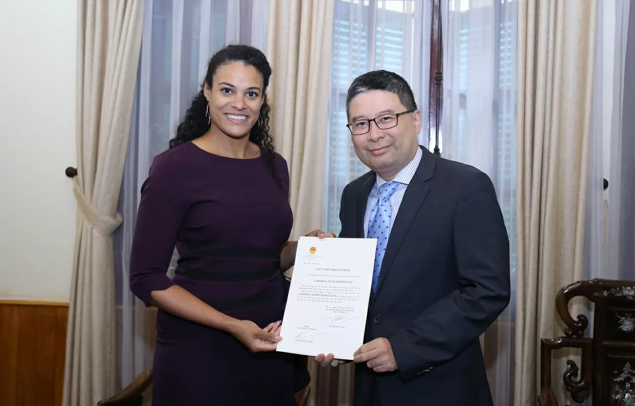 Cục trưởng Cục Lãnh sự Doãn Hoàng Minh đã trao Giấy Chấp nhận lãnh sự cho bà Raissa Anais Marteaux, Tổng Lãnh sự mới của Vương quốc Hà Lan tại T.p Hồ Chí Minh. (Ảnh: Thành Long)