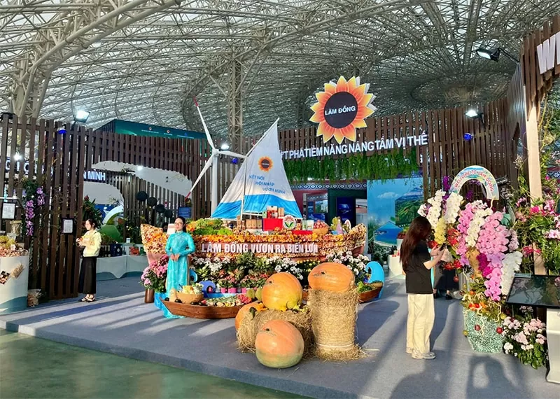 Con thuyền 10.000 bông hoa bất tử lớn nhất Hội chợ mùa Thu 2025 tại Không gian trưng bày của tỉnh Lâm Đồng
