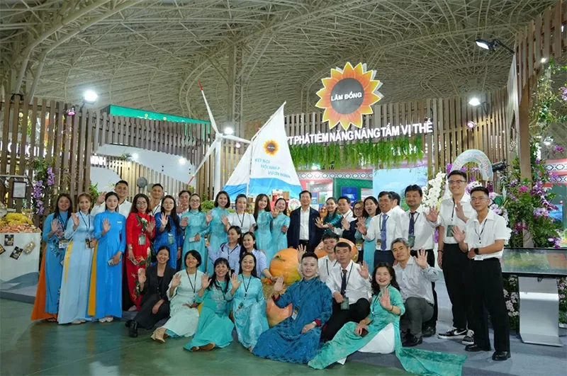 Chủ tịch tỉnh Lâm Đồng Hồ Văn Mười chụp ảnh lưu niệm cùng cán bộ nhân viên của tỉnh và các doanh nghiệp tham gia hội chợ Chủ tịch tỉnh Lâm Đồng Hồ Văn Mười chụp ảnh lưu niệm cùng cán bộ nhân viên của tỉnh và các doanh nghiệp tham gia hội chợ