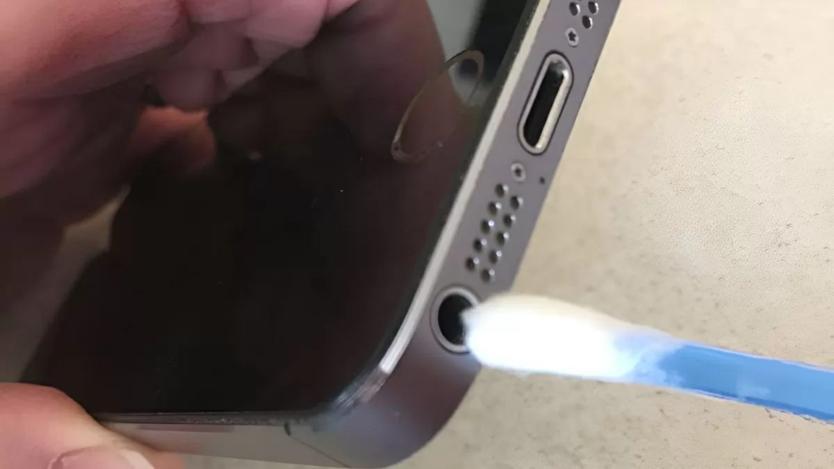 Làm sạch cổng kết nối tai nghe. Làm sạch cổng kết nối tai nghe.