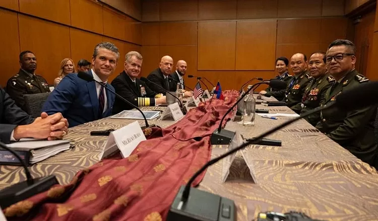 Bộ trưởng Quốc phòng Quốc gia, Tướng Tea Seiha (phải) gặp Bộ trưởng Quốc phòng Hoa Kỳ Pete Hegseth (trái) bên lề Tiệc trà chiều của Bộ trưởng Quốc phòng ASEAN-Hoa Kỳ tại Kuala Lumpur. Bộ trưởng Quốc phòng Bộ trưởng Quốc phòng Quốc gia, Tướng Tea Seiha (phải) gặp Bộ trưởng Quốc phòng Hoa Kỳ Pete Hegseth (trái) bên lề Tiệc trà chiều của Bộ trưởng Quốc phòng ASEAN-Hoa Kỳ tại Kuala Lumpur. Bộ trưởng Quốc phòng