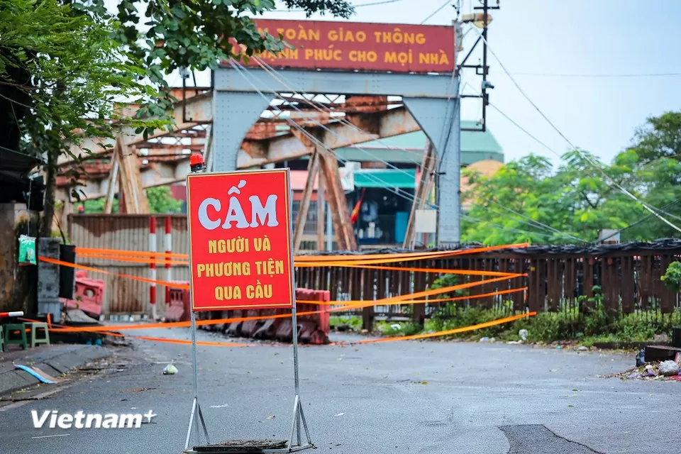 Từ ngày 1/11, Sở Xây dựng Hà Nội thực hiện cấm toàn bộ xe di chuyển theo hướng từ phường Bồ Đề sang phường Hoàn Kiếm để phục vụ sửa chữa. 