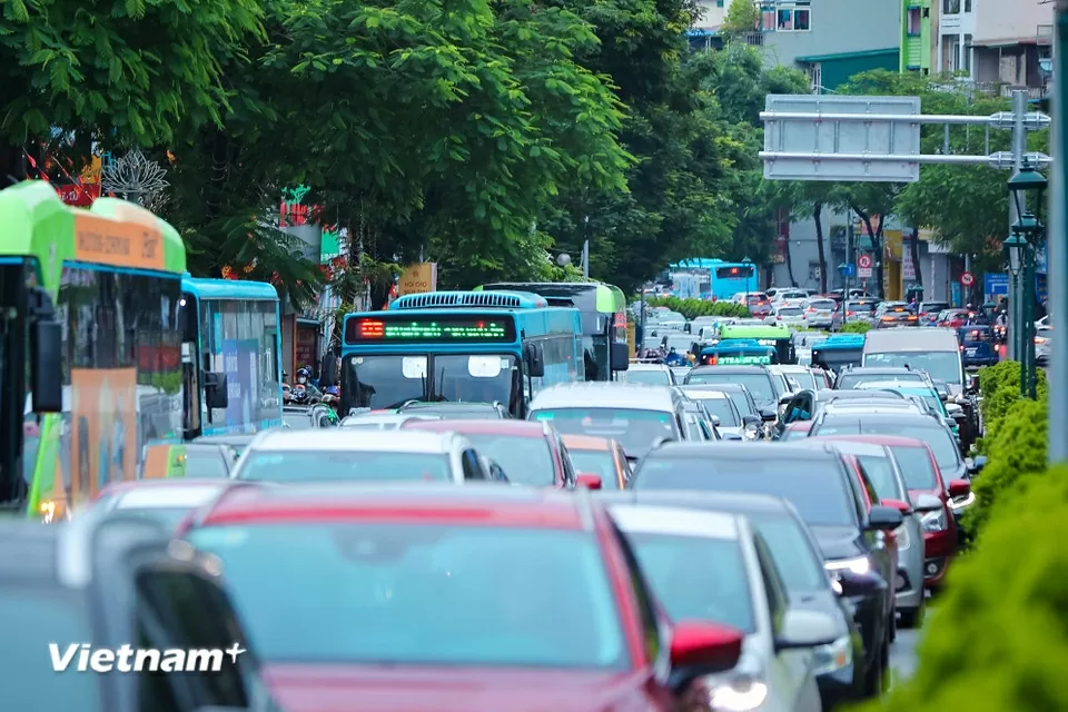 Các phương tiện tắc nghẽn trên đường Nguyễn Văn Cừ. Các phương tiện tắc nghẽn trên đường Nguyễn Văn Cừ.