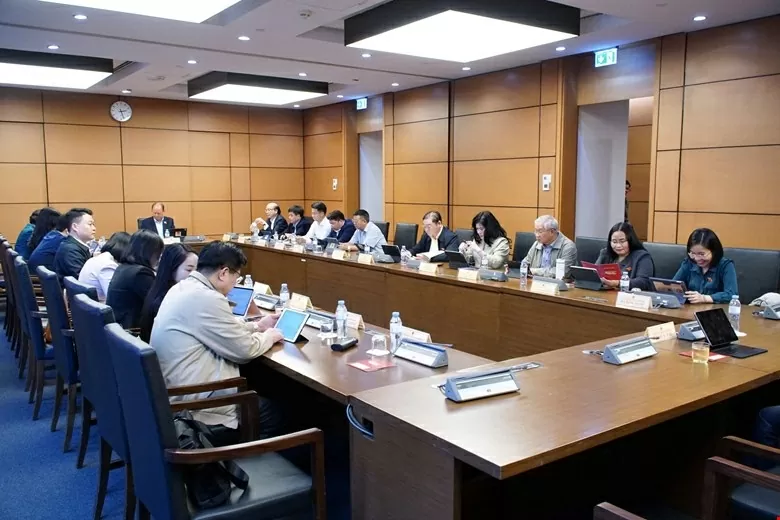 Các đại biểu thảo luận ở tổ 4 về dự thảo Văn kiện trình Đại hội đại biểu toàn quốc lần thứ XIV của Đảng. (Nguồn: Quốc hội)