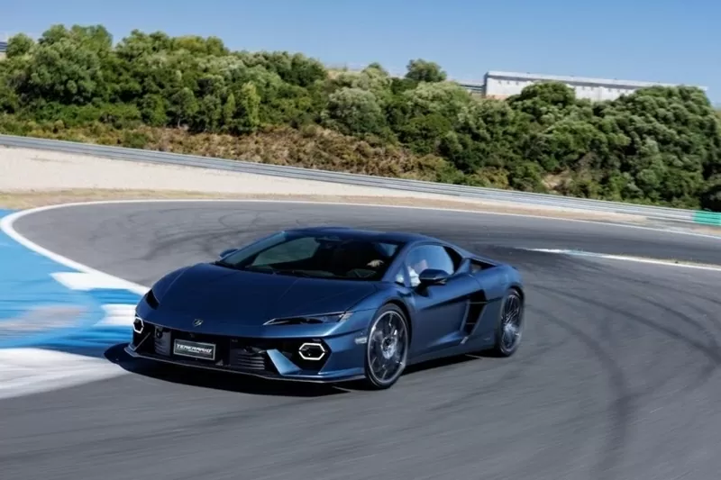 Lamborghini Temerario chỉ mất 2,7 giây để tăng tốc từ 0-100 km/h, đồng thời đạt tốc độ tối đa 343 km/h. Lamborghini Temerario chỉ mất 2,7 giây để tăng tốc từ 0-100 km/h, đồng thời đạt tốc độ tối đa 343 km/h.