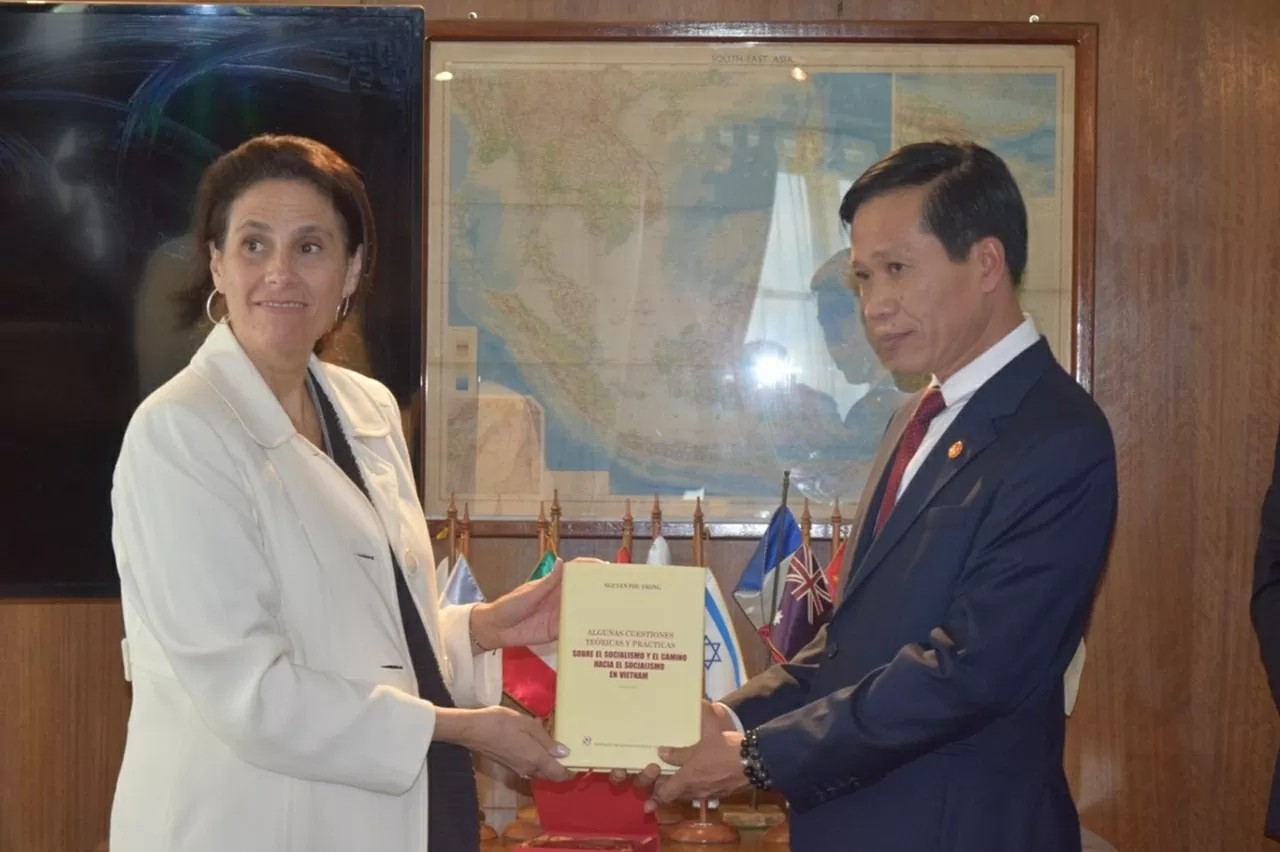 Đại sứ quán Việt Nam đồng hành cùng đoàn Học viện Chính trị quốc gia Hồ Chí Minh thăm và làm việc tại Chile