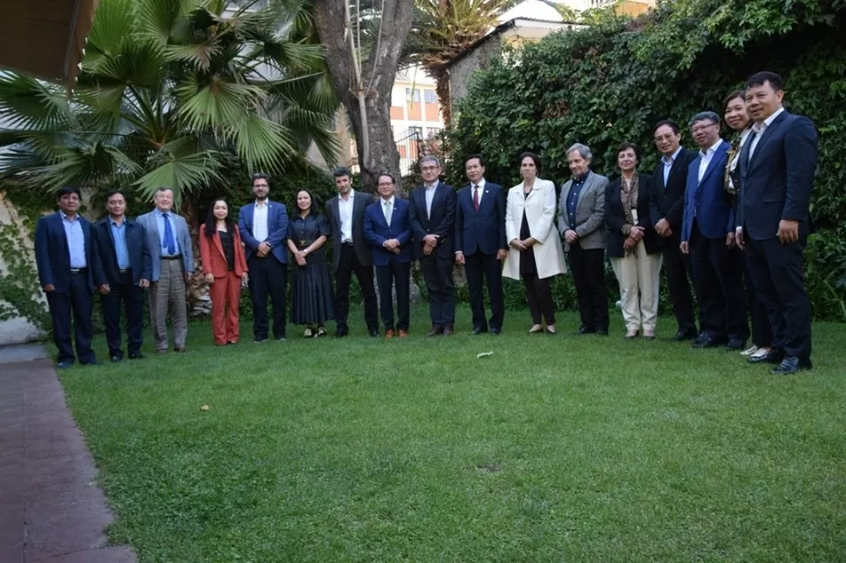 Đại sứ quán Việt Nam đồng hành cùng đoàn Học viện Chính trị quốc gia Hồ Chí Minh thăm và làm việc tại Chile