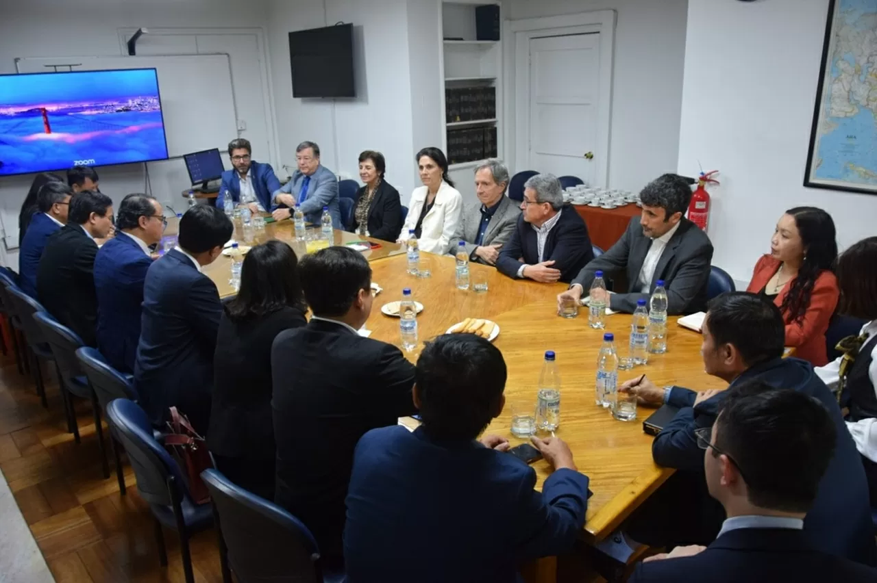 Đại sứ quán Việt Nam đồng hành cùng đoàn Học viện Chính trị quốc gia Hồ Chí Minh thăm và làm việc tại Chile