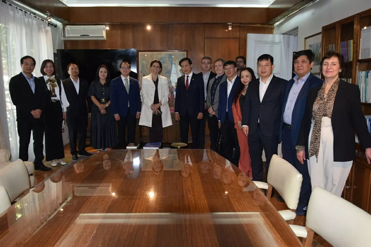 Đại sứ quán Việt Nam đồng hành cùng đoàn Học viện Chính trị quốc gia Hồ Chí Minh thăm và làm việc tại Chile