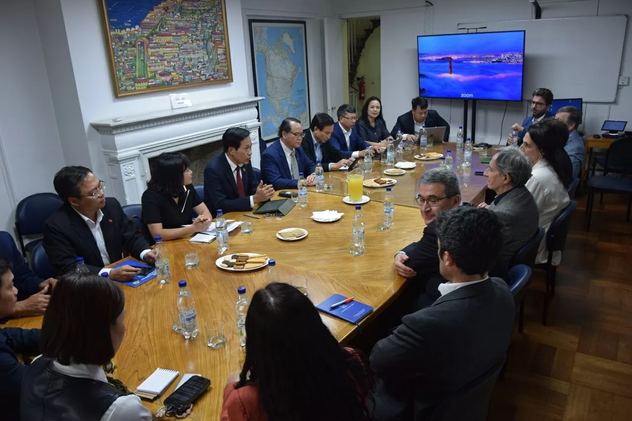 Đại sứ quán Việt Nam đồng hành cùng đoàn Học viện Chính trị quốc gia Hồ Chí Minh thăm và làm việc tại Chile