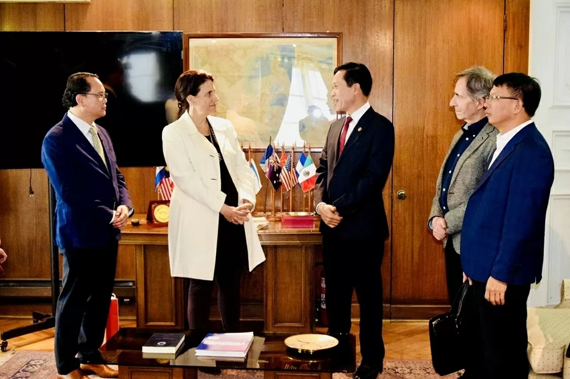 Đại sứ quán Việt Nam đồng hành cùng đoàn Học viện Chính trị quốc gia Hồ Chí Minh thăm và làm việc tại Chile