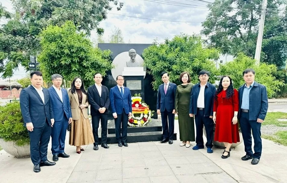 Đại sứ quán Việt Nam đồng hành cùng đoàn Học viện Chính trị quốc gia Hồ Chí Minh thăm và làm việc tại Chile