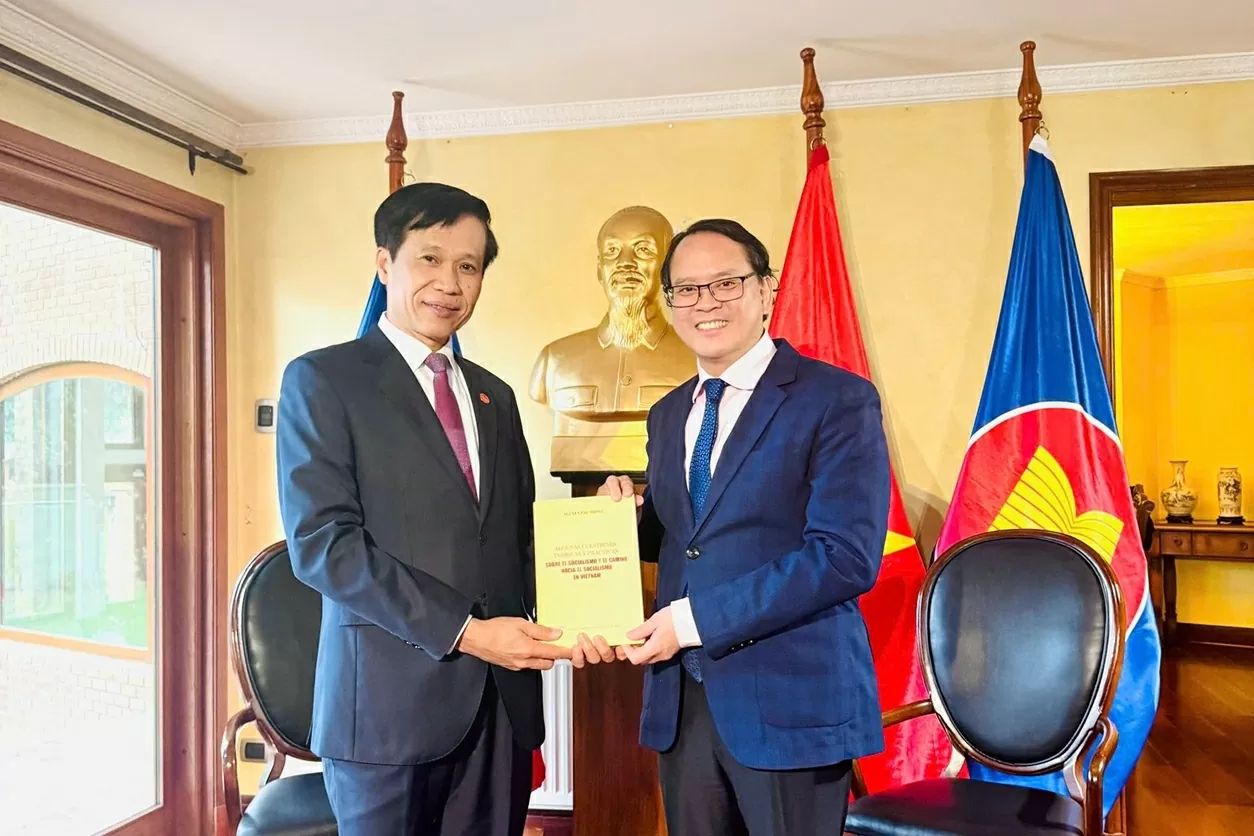 Đại sứ quán Việt Nam đồng hành cùng đoàn Học viện Chính trị quốc gia Hồ Chí Minh thăm và làm việc tại Chile