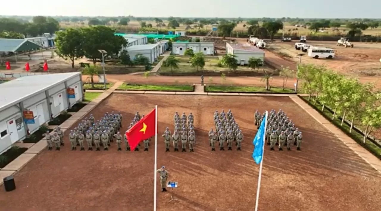 Khoảnh khắc chào cờ thiêng liêng của những chiến sĩ mũ nồi xanh Việt Nam Khoảnh khắc chào cờ thiêng liêng của những chiến sĩ mũ nồi xanh Việt Nam